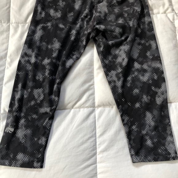 MarikaTek Capri Length Leggings - Picture 3 of 4